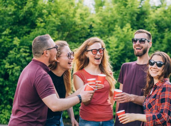 Amis qui trinquent dans un jardin